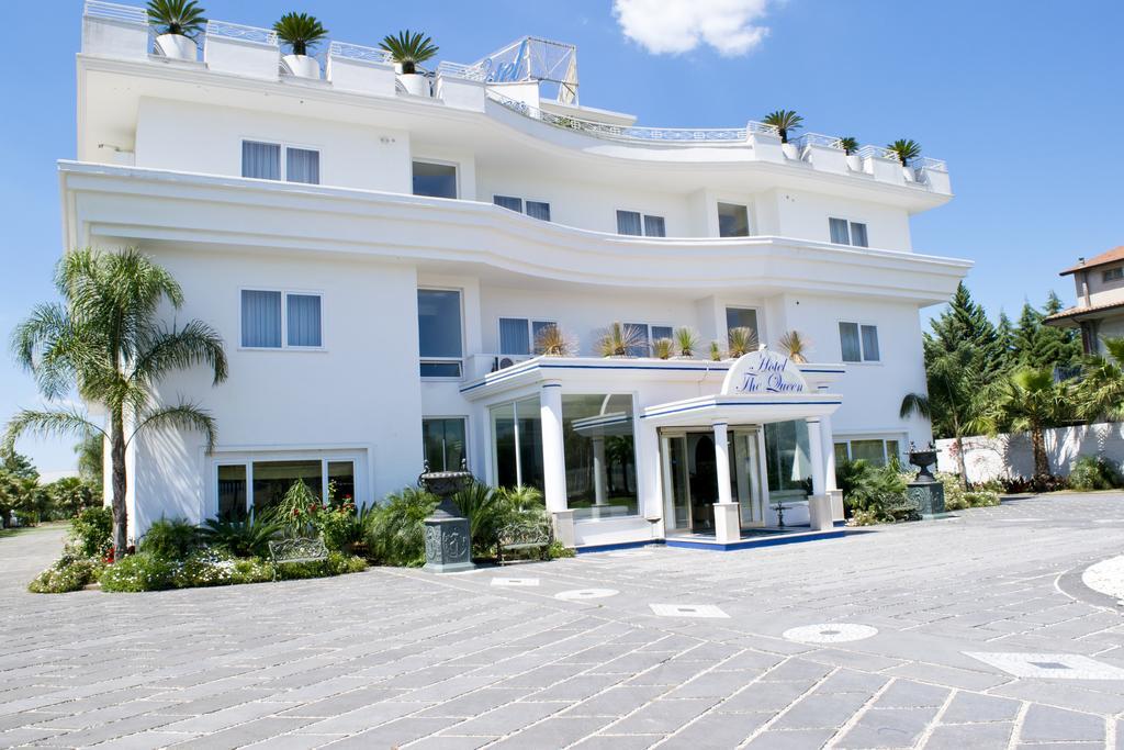Hotel The Queen Pastorano Exterior photo